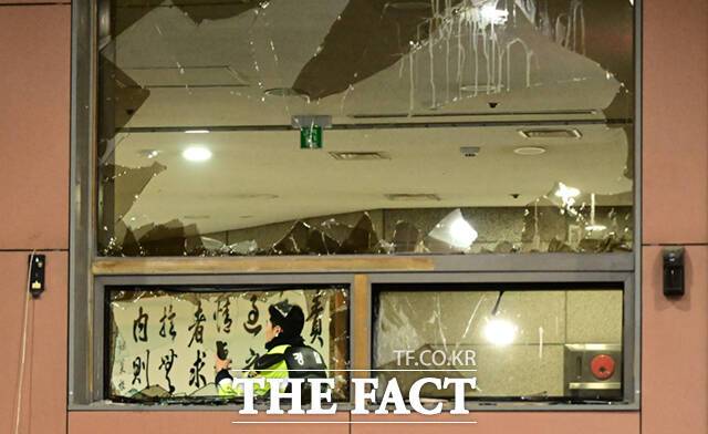 윤석열 대통령 구속 전후 서울서부지법에서 폭동이 발생해 86명의 윤 대통령 지지자가 경찰에 체포된 가운데 야권에서는 윤상현 국민의힘 의원의 "곧 훈방될 것"이라는 발언이 폭동을 부추겼다고 비판했다.사진은 12.3 비상계엄 선포로 내란 우두머리 혐의가 적용된 윤석열 대통령이 구속된 19일 오전 일부 윤 대통령 지지자들이 구속영장을 발부한 서울 마포구 서울서부지방법원에 난입해 입구와 창문, 외벽을 파손한 모습./이새롬 기자