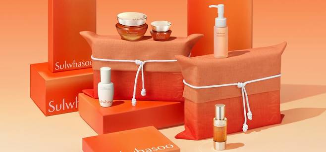 설화수의 설날 '지함보' 기프트 세트. ‘지함보’는 옛 지혜를 담은 함과 보자기라는 의미를 담고 있다. 설화수.