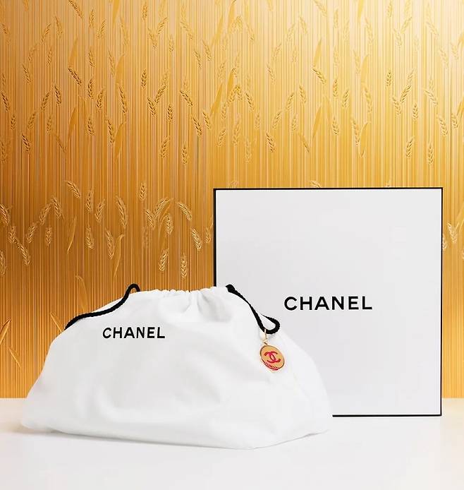 샤넬의 설날 기프트 패키지. 밀 모양의 골드 참을 장식한 특별한 선물 포장을 선택할 수 있다. 샤넬.