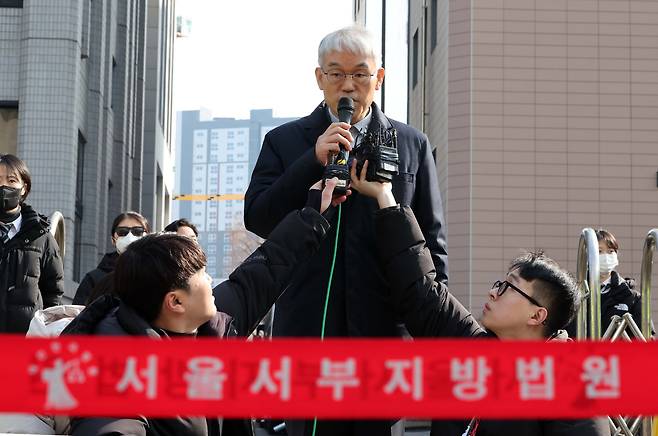 천대엽 법원행정처장이 19일 윤석열 대통령 지지자들이 난입한 서울서부지방법원을 방문해 점검을 마친 뒤 취재진 질문에 답변하고 있다. /뉴시스