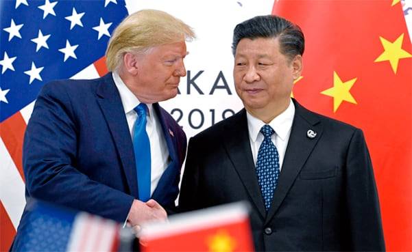 2019년 6월 일본 오사카에서 열린 주요 20개국(G20) 정상회의에 참석한 도널드 트럼프(왼쪽) 미국 대통령과 시진핑 중국 국가주석이 악수하고 있다. /AP 연합뉴스