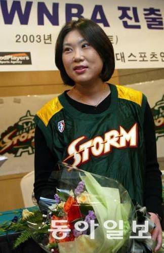 한국 선수로는 최초로 미국여자프로농구(WNBA) 무대에 진출한 정선민의 모습.   동아일보 DB