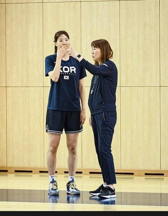 한국 여자 농구 대표팀 감독 시절 정선민(오른쪽)이 박지수와 대화를 나누고 있다. 정선민은 한국 선수 미국여자프로농구(WNBA) 진출 1호, 박지수는 2호다. 정선민 제공