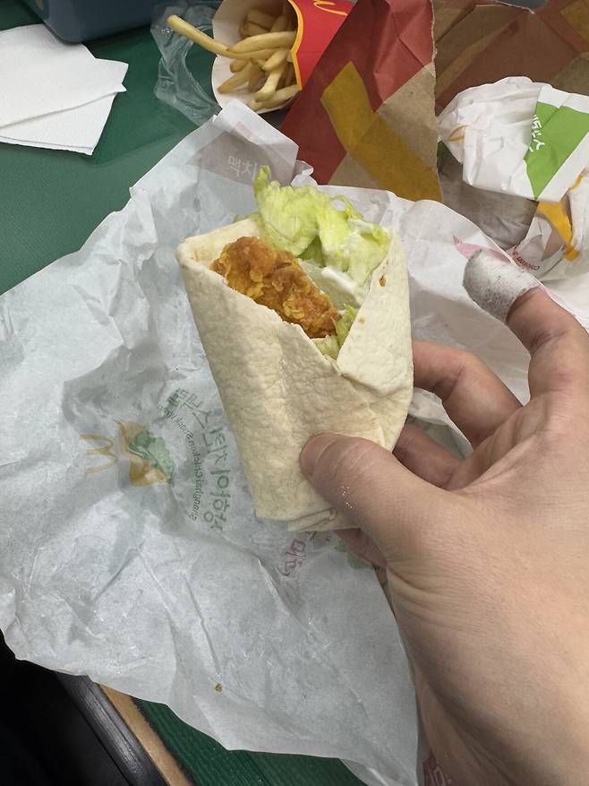 맥도날드 세트 사와서 뜯었는데 스낵랩 원래 이럼...?