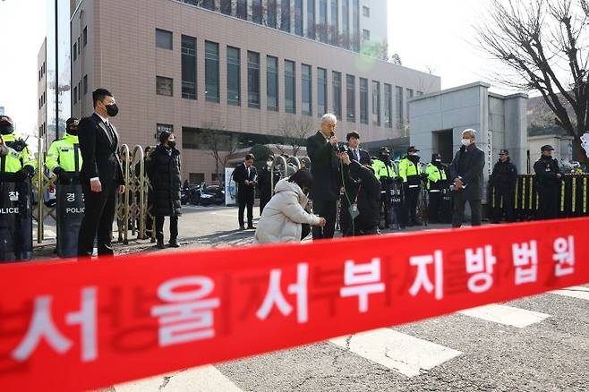 천대엽 법원행정처장이 19일 서울서부지방법원을 방문해 점검을 마친 뒤 취재진 질문에 답변하고 있다. /사진=뉴시스화상