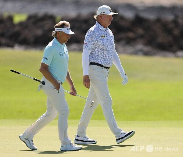 미국프로골프(PGA) 챔피언스투어 2025시즌 개막전인 미쓰비시 일렉트릭 챔피언십 우승을 차지한 어니 엘스가 최종라운드에서 베른하르트 랑거와 동반 경기하는 모습이다. 사진제공=ⓒAFPBBNews = News1