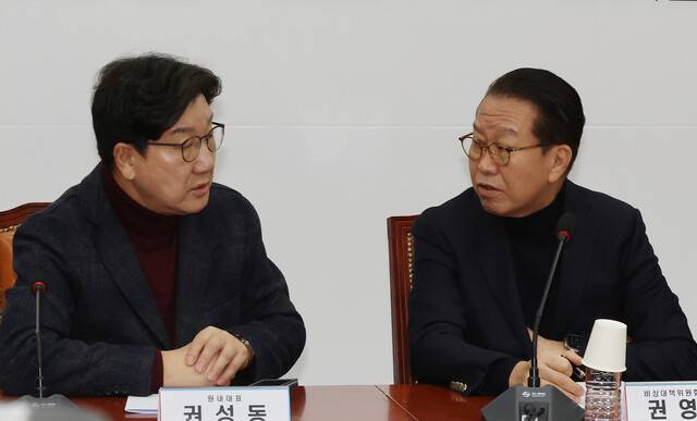 권영세 국민의힘 비상대책위원장과 권성동 원내대표가 19일 오전 서울 여의도 국회에서 열린 긴급비상대책위원회의에서 대화하고 있다. 신소영 기자 viator@hani.co.kr