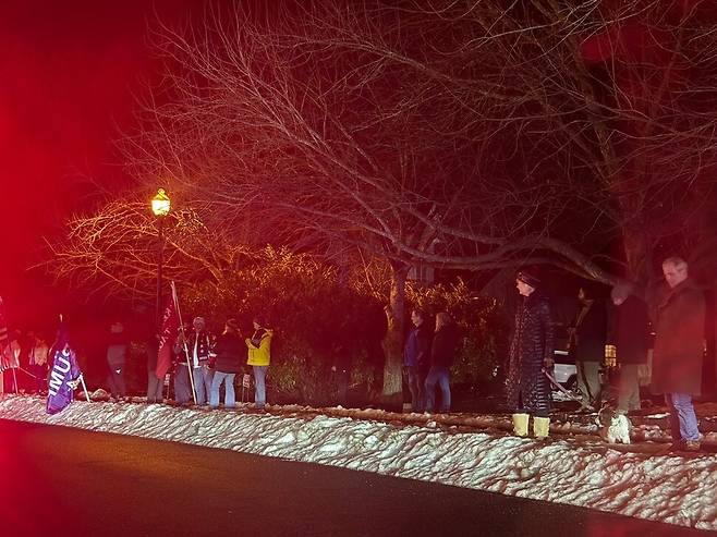 미국 버지니아주 스털링에 위치한 트럼프 내셔널 골프클럽 입구에서 트럼프 당선자 지지자들이 그의 귀환을 기다리고 있다. 스털링/김원철 기자