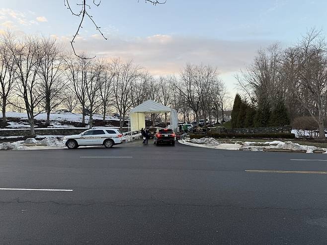 미국 버지니아주 스털링에 위치한 트럼프 내셔널 골프클럽 입구에서 경호원들이 출입하는 차량을 검문검색하고 있다. 스텉링/김원철 기자