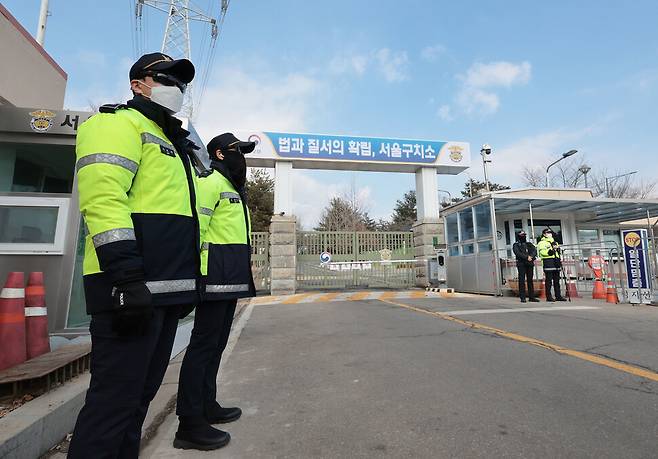 고위공직자범죄수사처가 내란 우두머리 및 직권남용 권리행사 방해 혐의를 받는 윤석열 대통령에게 출석 조사를 통보한 19일 오후 윤 대통령이 구속 수감 중인 경기도 의왕시 서울구치소 앞에 경찰이 근무를 서고 있다. 연합뉴스