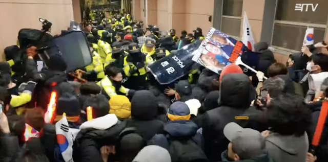 19일 오전 윤석열 대통령 지지자들이 서울서부지방법원에 난입해 창을 깨부수고 있다. 유튜브 락tv 캡쳐.