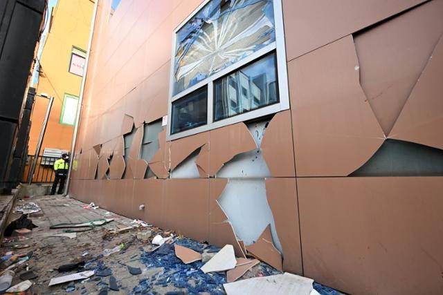 19일 서부지법 후문 쪽 외벽과 유리창이 박살난 모습. 박시몬 기자