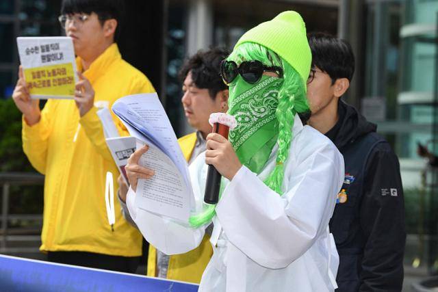 지난해 10월 1년 넘게 쿠팡 동탄 물류센터에서 일했으나 퇴직금을 받지 못한 피해 노동자 A씨가 복면과 선글라스로 얼굴을 가린 채 기자회견에서 발언하고 있다. A씨는 "국정감사에서 (쿠팡 관계자가) 지난해 근로자들에게 (취업규칙 변경) 동의를 받아서 그 동의서를 증거자료로 제출했다고 하는데, 전 방송을 보고 동의서가 있는지 처음 알았다"며 취업규칙 변경에 대한 제대로 된 설명과 동의 절차가 없었다고 주장했다. 류기찬 인턴기자