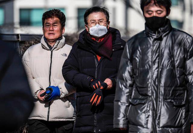 윤석열 대통령 체포영장 집행이 진행된 15일 서울 용산구 대통령 관저 인근에서 황교안 전 국무총리가 이동하고 있다. 뉴시스