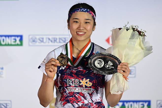 <yonhap photo-5051=""> South Korea's An Se Young poses with her medal and trophy after winning the women's singles final match against Thailand's Pornpawee Chochuwong at the India Open 2025 badminton tournament in New Delhi on January 19, 2025. (Photo by Sajjad HUSSAIN / AFP)/2025-01-19 19:23:55/ <저작권자 ⓒ 1980-2025 ㈜연합뉴스. 무단 전재 재배포 금지, AI 학습 및 활용 금지></yonhap>