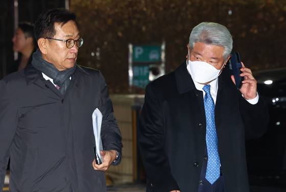 윤석열 대통령의 법률대리인인 석동현 변호사(왼쪽)와 김홍일 변호사가 18일 오후 서울 마포구 서울서부지법에서 윤 대통령 구속 전 피의자 심문(영장실질심사)을 마친 뒤 법원을 나서고 있다. 임현동 기자