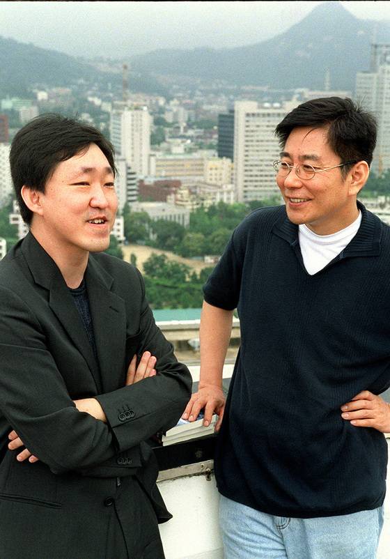 말세편 6권(초판 기준)이 나온 2001년 이우혁 작가(왼쪽)가 동아시아 신화 연구에 천착해 온 정재서 교수(현 이화대여 명예교수)와 대담을 했다. 당시 30대 중반의 청년 작가는 이제 백발이 성성한 중견 작가가 됐다. 김성룡 기자