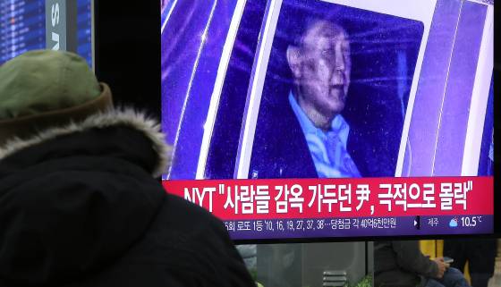 윤석열 대통령이 구속된 19일 오전 인천국제공항 제1터미널 입국장 텔레비전으로 관련 속보가 생중계 되고 있다. 뉴스1