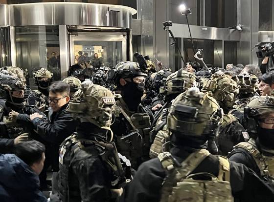 지난해 12월 3일 비상계엄 선포 직후 국회의사당 진입을 시도하는 무장 계엄군. 연합뉴스