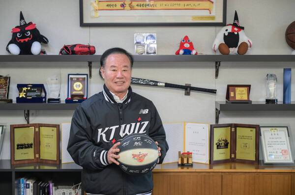 이호식 kt sports 대표이사가 수원 KT 위즈파크에서 가진 경기일보와 인터뷰에서 구단 운영 기조에 대해 설명하고 있다. 윤원규기자