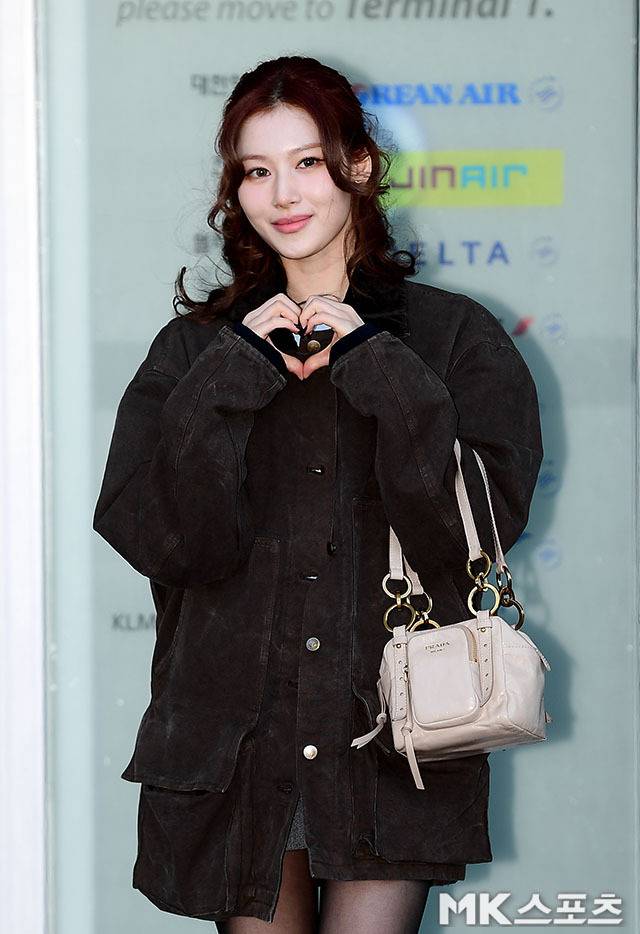 사나의 크림 컬러의 핸드백은 전체 룩에 화사함을 더하며 세련된 마무리를 선사했다. 사진=김영구 기자