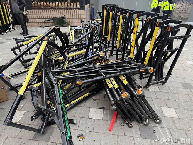 19일 오전 8시쯤 찾은 서울 마포구 서부지법 청사. 밤새 사용한 경찰 바리케이드도 파손된 채 널브러졌다. /사진=김선아 기자