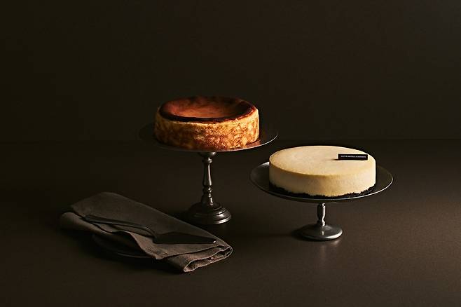 롯데호텔의 바스크 치즈케이크(왼쪽)와 뉴욕 치즈케이크. 바스크 치즈케이크는 100% 필라델피아 크림치즈와 생레몬즙, 프랑스 노르망디 지역의 원유로 만들어진 엘르앤비르 크림을 넣어 완성했다. 뉴욕 치즈케이크는 롯데뉴욕팰리스의 레시피를 기반으로 필라델피아 크림치즈, 이즈니 버터를 사용해 전통 방식 그대로 만들었다. [롯데호텔앤리조트 제공]
