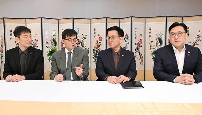 최상목 대통령 권한대행 부총리 겸 기획재정부 장관이 17일 오전 정부서울청사에서 거시경제·금융현안간담회를 하고 있다. 왼쪽부터 이복현 금융감독원장, 이창용 한국은행 총재, 최 권한대행, 김병환 금융위원장. [기재부 제공]