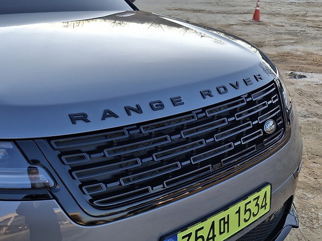 더 뉴 레인지로버 벨라 차량 전면부 그릴 [김성우 기자]