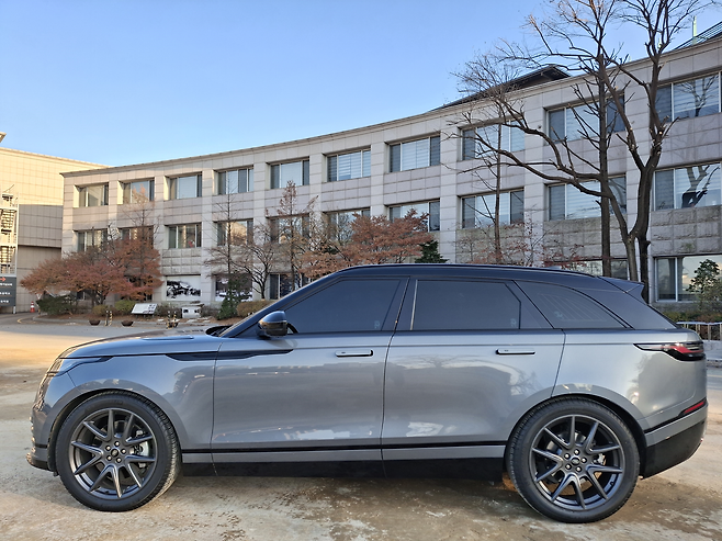 더 뉴 레인지로버 벨라 좌측면 [김성우 기자]