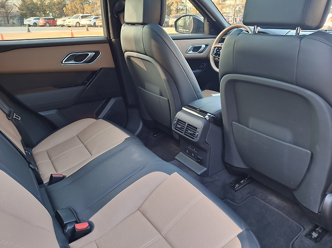 더 뉴 레인지로버 벨라 2열 실내공간 [김성우 기자]