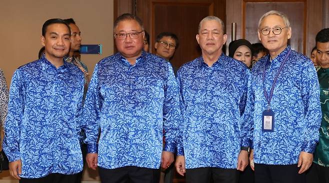 [서울=뉴시스] 정병혁 기자 = 18일(현지시간) 말레이시아 조호르 바루 페르사다 국제컨벤션센터에서 '아세안 관광 포럼' 개회식에 앞서 포즈를 취한 유인촌 문화체육관광부 장관, 말레이시아  파딜라 유소프  부총리, 티옹 킹 싱 관광예술문화부 장관, 온 하피즈 가지 조호르주 주지사(오른쪽부터) (사진=문화체육관광부 제공) 2025.01.18. photo@newsis.com *재판매 및 DB 금지