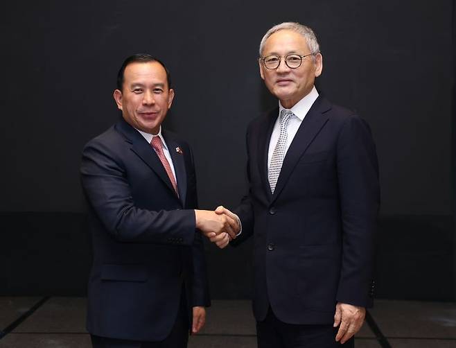 [서울=뉴시스] 정병혁 기자 = 유인촌 문화체육관광부 장관이 18일(현지시간) 아세안+3 관광장관회의 참석차 말레이시아 조호르바루를 방문해 아마리 조호르바루에서 후옷 학 캄보디아 관광부 장관과 회담을 마치고 기념촬영을 하고 있다.(사진=문화체육관광부 제공) 2025.01.18. photo@newsis.com *재판매 및 DB 금지