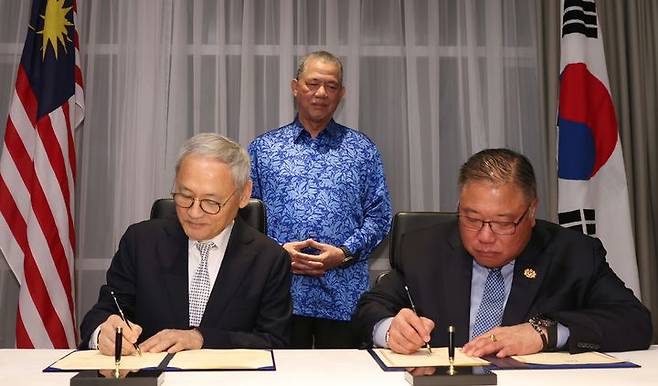 [서울=뉴시스] 정병혁 기자 = 유인촌 문화체육관광부 장관이 18일(현지시간) 말레이시아 조호르바루 퍼사다 국제컨벤션센터에서 파딜라 유소프 말레이시아 부총리가 임석한 가운데 티옹 킹 싱 말레이시아 관광예술문화부 장관과 관광 협력 업무협약서에 서명하고 있다.(사진=문화체육관광부 제공) 2025.01.18. photo@newsis.com *재판매 및 DB 금지