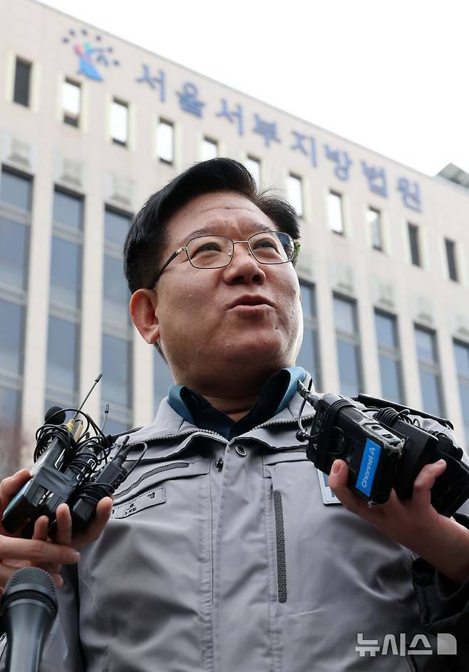 [서울=뉴시스] 황준선 기자 = 이호영 경찰청장 직무대행이 19일 새벽 폭력 사태가 벌어진 서울 서부지방법원에서 취재진 질문에 답변하고 있다. 2025.01.19. hwang@newsis.com