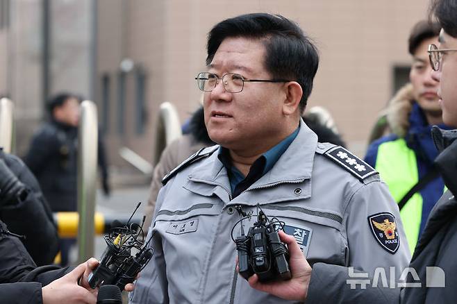 [서울=뉴시스] 황준선 기자 = 이호영 경찰청장 직무대행이 19일 윤석열 대통령 지지자들의 폭력 사태가 벌어진 서울 마포구 서울서부지방법원에서 취재진의 질문에 답변하고 있다. 2025.01.19. hwang@newsis.com