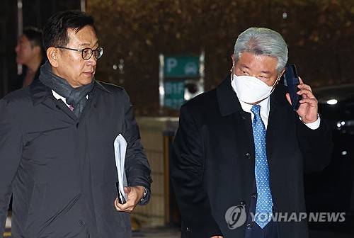 영장심사 마치고 법원 나서는 윤대통령 측 변호인들 [연합뉴스 제공]