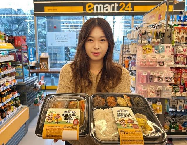 ‘소불고기떡만둣국정찬’과 ‘떡만둣국·모듬전’. 이마트24