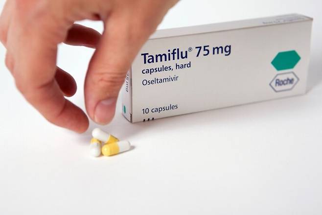 독감 환자가 늘자 치료제인 ‘타미플루(성분명 오셀타미비르)’를 복용한 뒤 이상 증상을 호소하는 사례가 확산하고 있다. 클립아트코리아