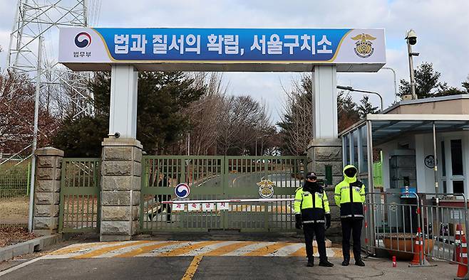 윤석열 대통령이 헌정사 첫 현직 대통령 신분으로 구속된 19일 경기 의왕시 서울구치소 정문이 보이고 있다. 뉴시스