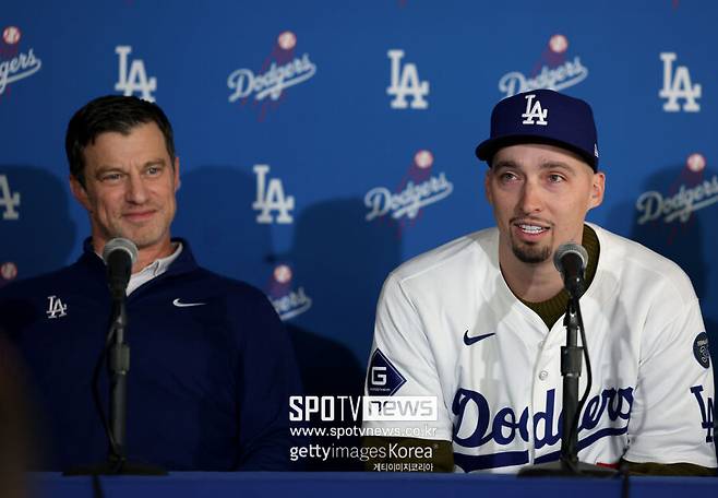 ▲ LA 다저스에 입단한 블레이크 스넬(오른쪽)과 앤드류 프리드먼 다저스 사장