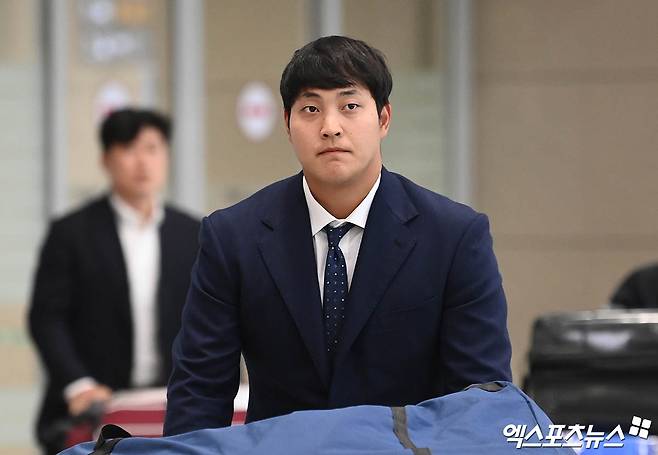 키움 히어로즈가 2024 스프링 캠프를 마치고 6일 오전 인천국제공항을 통해 귀국했다.   키움 조상우가 입국장을 나서고 있다. 엑스포츠뉴스 DB