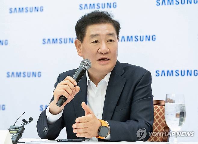 질문에 답하는 한종희 삼성전자 대표이사 부회장 (서울=연합뉴스) 한종희 삼성전자 대표이사 부회장이 7일(현지시간) 미국 라스베이거스 CES 2025 현장에서 열린 국내 기자간담회에서 질문에 답하고 있다. 2025.1.8 [삼성전자 제공. 재판매 및 DB 금지] photo@yna.co.kr