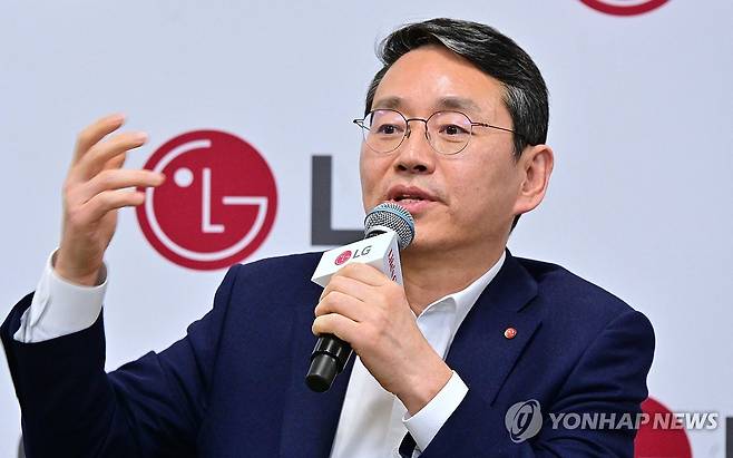 기자간담회서 발언하는 조주완 LG전자 CEO (서울=연합뉴스) 조주완 LG전자 CEO가 8일(현지시간) 미국 라스베이거스에서 열린 기자간담회에서 사업 전략을 소개하고 있다. 2025.1.9 [LG전자 제공. 재판매 및 DB 금지] photo@yna.co.kr