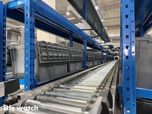 CJ올리브영 경산 물류센터 내에 설치된 박스리프트./사진=윤서영 기자 sy@