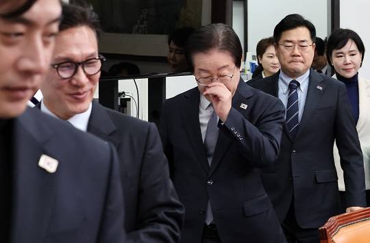 최고위원회의에 참석하는 더불어민주당 지도부 (사진출처 : 뉴시스)