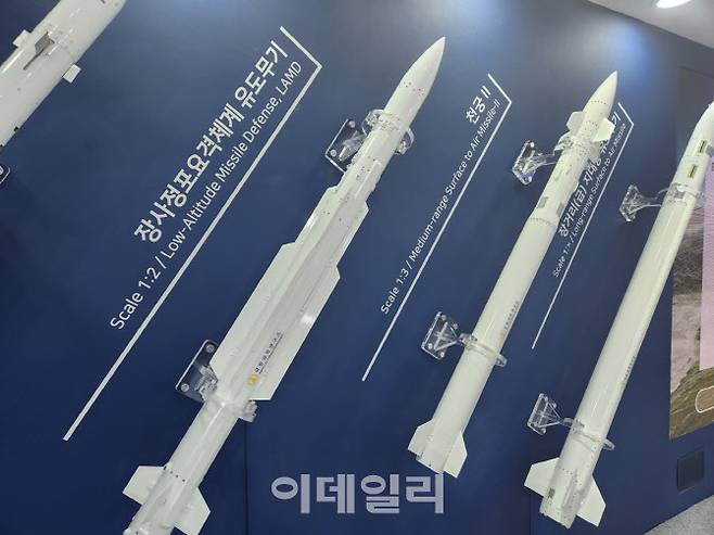 LIG넥스원이 ‘서울 국제 항공우주 및 방위산업 전시회 2023’(서울 ADEX 2023)에서 장사정포 요격체계 탑재 요격 미사일 등을 선보이고 있다. (이데일리DB)