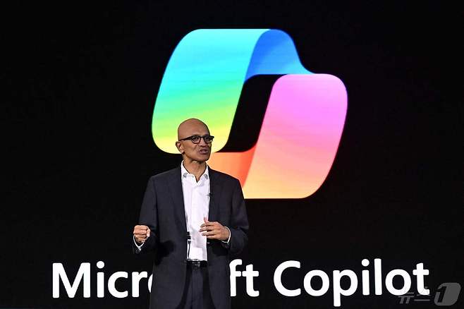 사티아 나델라 마이크로소프트(MS) CEO가 30일 자카르타에서 개최한 AI 데이 행사에서 M365 코파일럿을 설명하고 있다. ⓒ AFP=뉴스1 ⓒ News1 정지윤기자