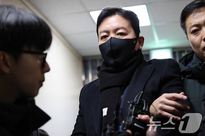 윤석열 대통령 체포영장 집행 방해 관련 특수공무집행방해 혐의로 체포된 김성훈 대통령경호처 차장이 18일 오전 서울 서대문구 국가수사본부로 조사를 받기위해 들어서고 있다. 2025.1.18/뉴스1 ⓒ News1 박세연 기자