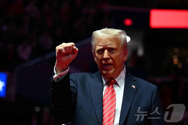 도널드 트럼프 미국 대통령 당선인이 19일(현지시간) 취임 하루를 앞두고 워싱턴 '캐피털 원 아레나' 경기장에서 열린 MAGA 대선 승리 축하 집회에 참석을 하고 있다. 2025.01,20 ⓒ AFP=뉴스1 ⓒ News1 우동명 기자